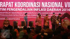 Presiden Jokowi memukul gong sebagai tanda dibukanya Rapat Koordinasi Nasional (Rakornas) ke-7 Tim Pengendalian Inflasi Daerah (TPID) Tahun 2016 di Jakarta, Kamis (4/8). Kegiatan ini diikuti seluruh pejabat pemerintah daerah. (Liputan6.com/Faizal Fanani)