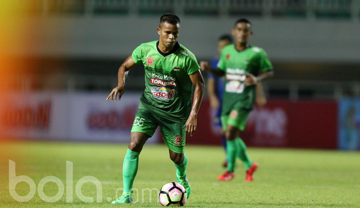 Pemain PS TNI, Manahati Lestusen saat melawan Persib Bandung pada lanjutan Liga 1 2017 di Stadion Pakansari, Bogor, Sabtu (22/4/2017). PS TNI bermain imbang 2-2. (Bola.com/Nicklas Hanoatubun)