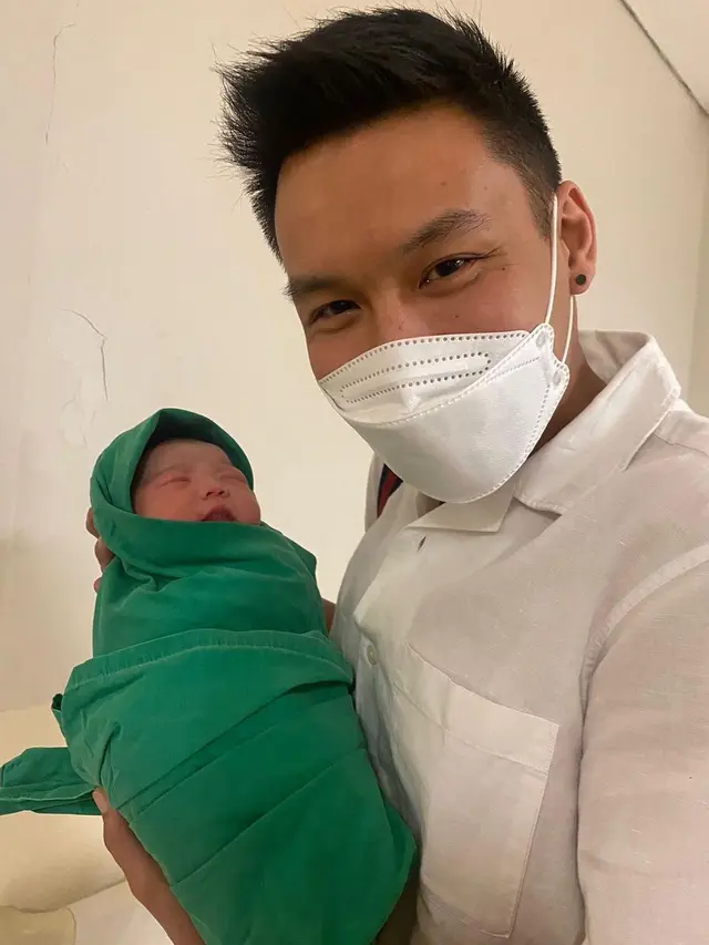 Pasutri Stella Cornelia dan Fendy Chow dikaruniai anak pertama, Avery Stefen Chow (Foto: Instagram stellarcor)