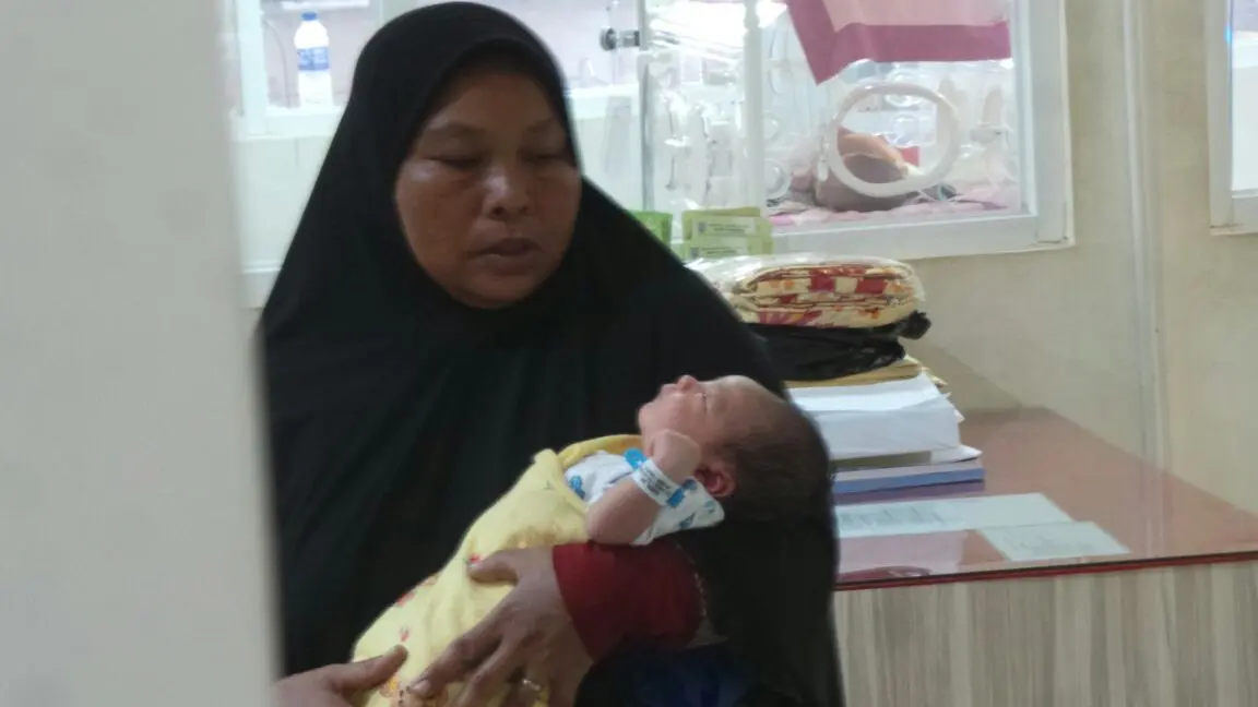 Menikah dua tahun lalu, perempuan berkelamin ganda itu akhirnya melahirkan bayi laki-lakinya secara caesar. (Liputan6.com/Fajar Eko Nugroho)