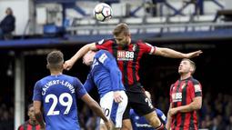 Striker Everton, Wayne Rooney, duel udara dengan bek Bournemouth, Simon Francis, pada laga Premier League, di Stadion Goodison Park, Sabtu (23/9/2017). Everton menang 2-1 atas Bournemouth. (AP/Barrington Coombs)