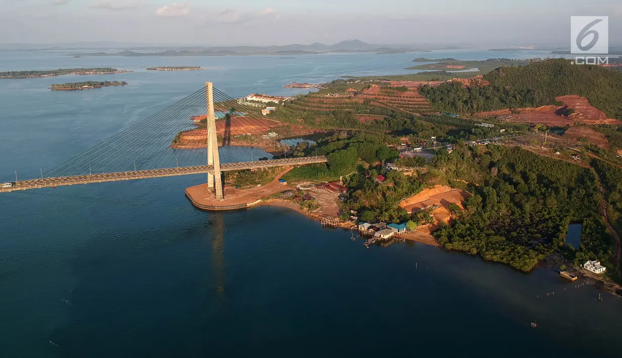Foto udara pemandangan dari jembatan Barelang di Batam, Kepulauan Riau, Senin (7/5). Ikon Batam ini mempunyai panjang 2.264 meter serta membutuhkan waktu 20 menit untuk menempuh panjang jembatan ini. (Liputan6.com/Arya Manggala)