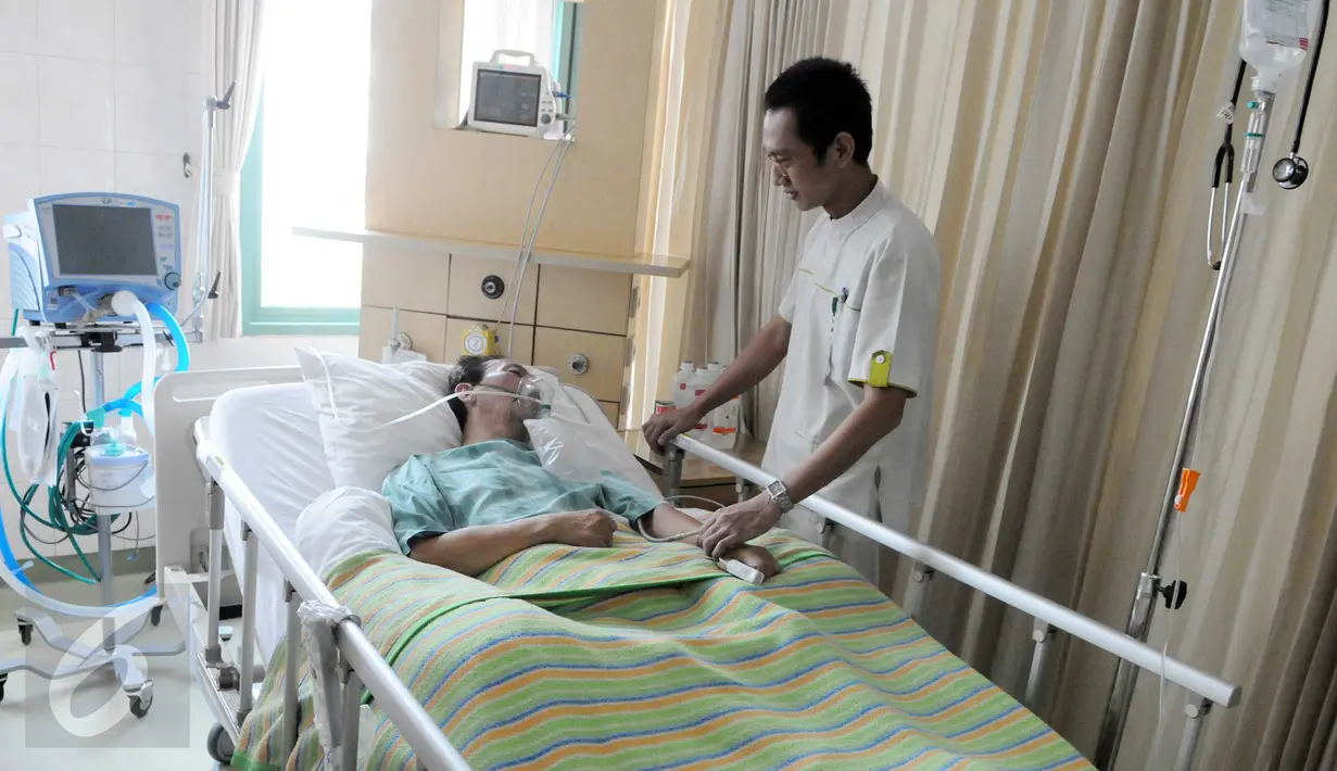 Perawat mengecek kondisi Benny Panjaitan, vokalis grup band Panbers yang dirawat di rumah sakit Sari Asih, Tangerang, Banten, (31/12). Dalam karir bermusik, Panbers sudah menciptakan sekitar 700 lagu dan ratusan album. (Liputan6.com/Helmi Afandi)