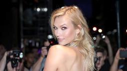 Penampilan Karlie Kloss saat menghadiri New York Fashion Week 2016 untuk melihat koleksi Tom Ford Autumn/Winter di Manhattan borough New York, AS, (7/9). Dengan gaun mengkilap Karlie Kloss pamer punggung seksinya. (Frazer Harrison/Getty Images/AFP)