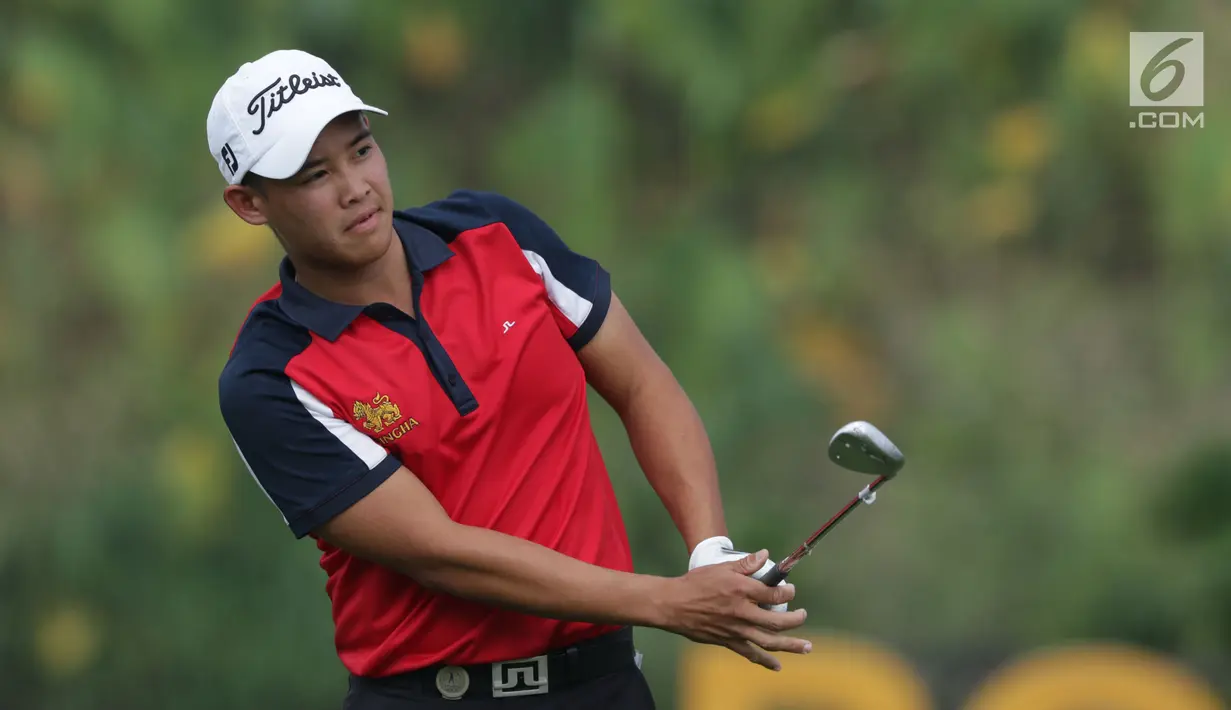 Pegolf Thailand, Rattanon Wannasrichan saat megikuti Golf Indonesia Open 2017 di Pondok Indah Golf Course, Jakarta, Minggu (29/10). Rattanon Wannasrichan harus puas menempati posisi kelima Golf Indonesia Open 2017. (Liputan6.com/Helmi Fithriansyah)