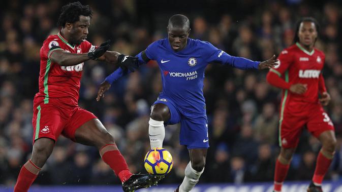 Gelandang Chelsea, N'Golo Kante, berusaha melewati striker Swansea, Wilfried Bony, pada laga Premier League di Stadion Stamford Bridge, London, Rabu (29/11/2017). Chelsea menang 1-0 atas Swansea. (AFP/Adrian Dennis)