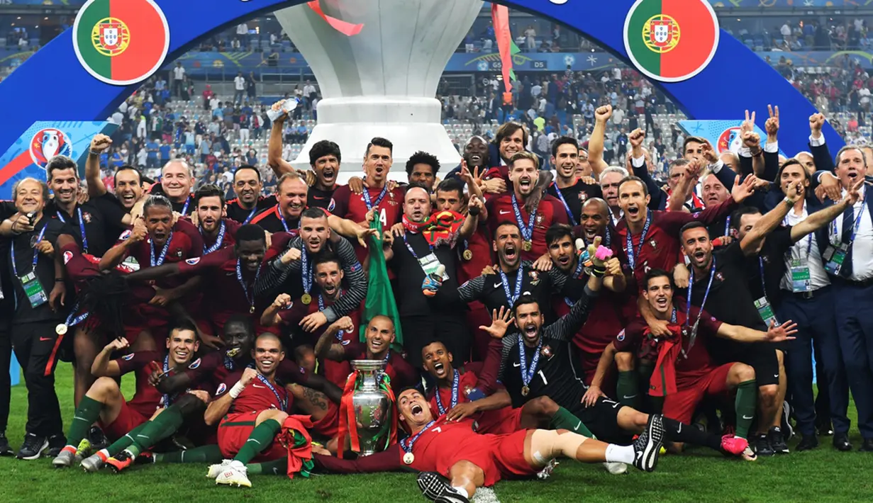 Pemain Portugal berpose dengan trofi Piala Eropa 2016 di Stade de France, Saint-Denis, Senin (11/7/2016) dini hari WIB. (AFP/Philippe Desmazes)