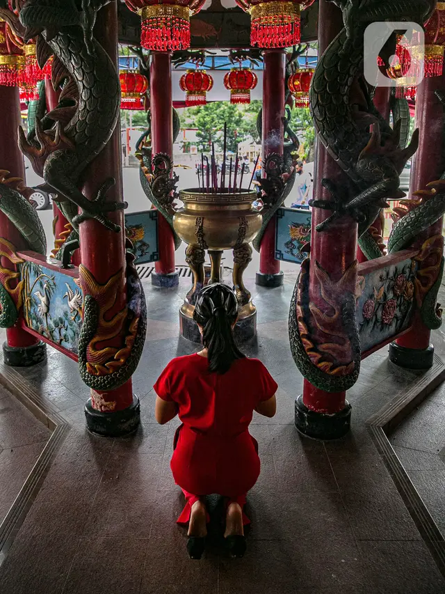 FOTO: Jelang Imlek, Warga Tionghoa Sembahyang di Vihara Amurva Bhumi