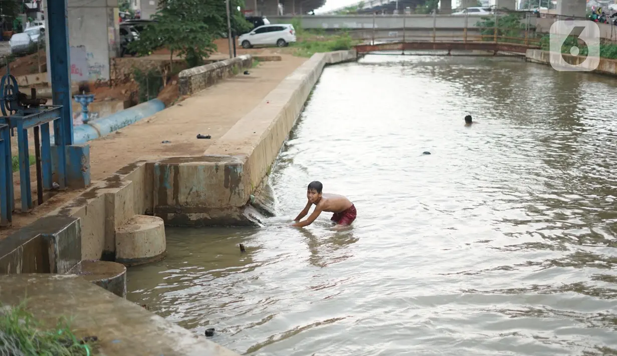 Anak-anak berenang di aliran Sungai Kalimalang, Jakarta, Selasa (18/8/2020). Keterbatasan ekonomi menyebabkan anak-anak tersebut memanfaatkan Sungai Kalimalang sebagai tempat berenang, meskipun berbahaya bagi keselamatan dan kesehatan mereka. (Liputan6.com/Immanuel Antonius)