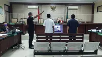 Ajudan Bupati Nganjuk nonaktif Novi Rahman Hidayat, M Izza Muhtadin bersaksi di Pengadilan. (Dian Kurniawan/Liputan6.com)