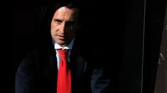 Unai Emery menjadi perbincangan hangat setelah postingan foto lewat situs pribadinya dengan ucapan “Proud to be part of the Arsenal Family”  pada Selasa (22/5/2018). (AFP/Cristina Quicler)