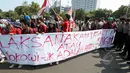 Mahasiswa membentangkan spanduk disela aksi unjuk rasa yang digelar di depan Istana Merdeka, Jakarta, Rabu (20/5/2015). Aksi ini dalam rangka memperingati Hari Kebangkitan Nasional (Harkitnas). (Liputan6.com/Faizal Fanani) 