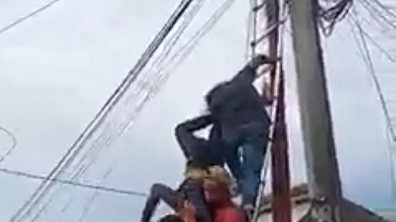 Seorang pemuda di Kota Kendari pingsan diatas tiang listrik usai terkena setrum saat memperbaiki sambungan kabel.(Liputan6.com/dok warga)