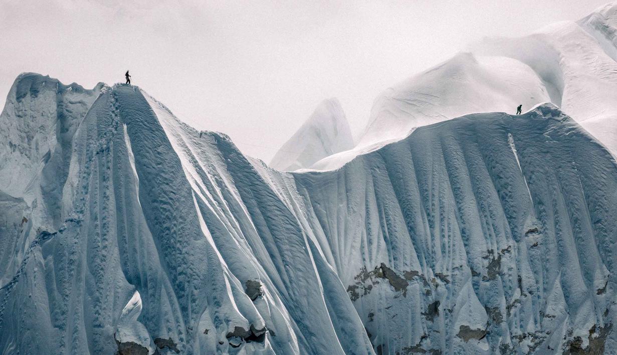 Benjamin Vedrines dan Nicolas Jean berhasil menyelesaikan pendakian mereka dalam satu kali perjalanan yang berani melalui sisi utara, sebuah rute yang membentang sepanjang 2.300 meter. Dalam foto yang diambil pada 15 Oktober 2025 ini, pendaki gunung Prancis Benjamin Vedrines dan Nicolas Jean mendaki puncak Jannu East, pendakian pertama ke puncak setinggi 7.468 meter di Nepal timur. (Thibaut MAROT/AFP)