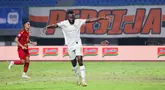 Charles Lokolingoy melakukan selebarasi gol ketiga Arema FC ke gawang Persija Jakarta pada laga pekan 26 BRI Liga 1 2024/2025 yang digelar di Stadion Patriot Candrabhaga, Bekasi, Minggu (9/3/2025) malam WIB.