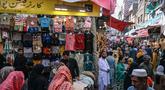 Umat Muslim Pakistan berbelanja untuk perayaan Idul Fitri, selama minggu terakhir bulan suci Ramadan 1447 Hijriah, di Rawalpindi pada 14 Maret 2026. Pasar di Rawalpindi, Pakistan, dipadati warga menjelang Hari Raya Idul Fitri 1447 Hijriah. (Farooq NAEEM/AFP)