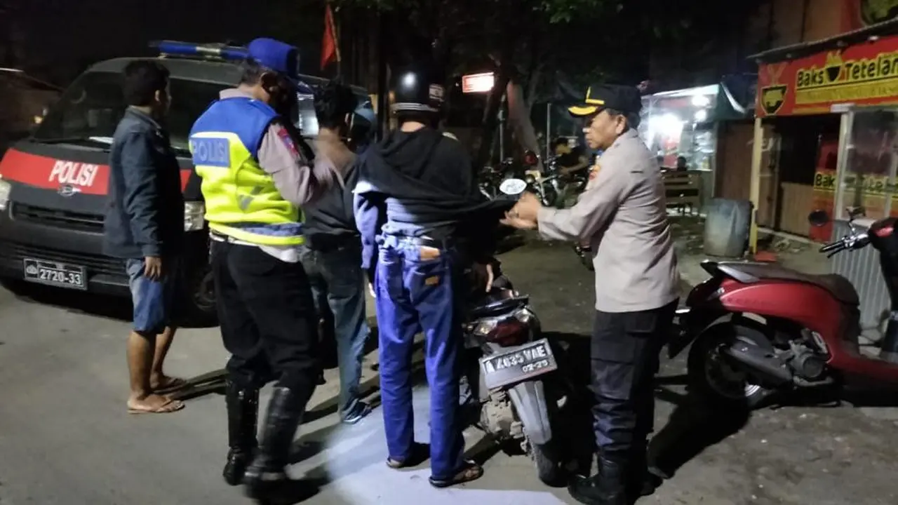 Polisi menangkap remaja yang membawa celurit di Tangerang. Mereka diduga akan tawuran.