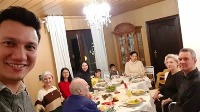 Jarang Tersorot, Ini 6 Momen Kebersamaan Titi Kamal dan Mama Mertua
