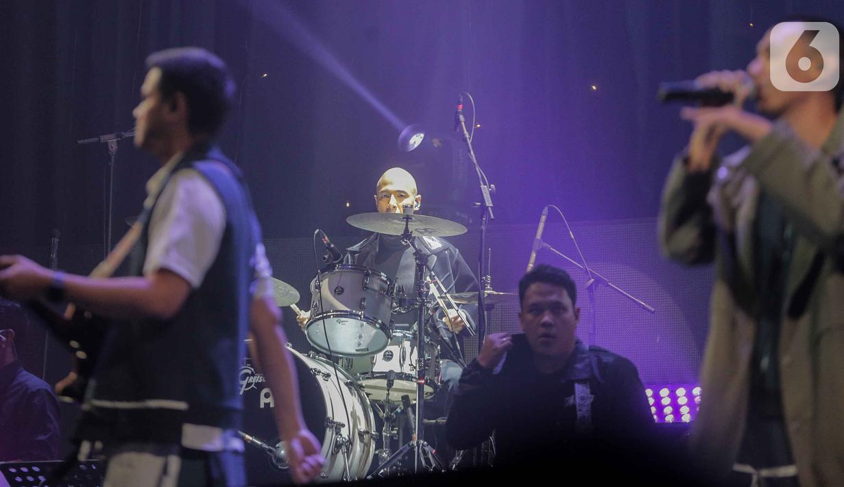 Aksi marcell bermain drum saat berduet dengan RAN dalam konser “ Marcell Tujuh Belas" di Balai Sarbini, Jakarta, Jumat (18/10/2019). Dalam penampilannya mereka membawakan lagu hitsnya yaitu candu asmara dan pandangan pertama. (Liputan6.com/Faizal Fanani)