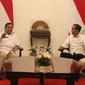 Presiden Joko Widodo berbincang dengan Ketua Umum Partai Gerindra Prabowo Subianto di Istana Merdeka, Jakarta, Jumat (11/10/2019). Dalam pertemuan tersebut mereka membahas permasalahan bangsa dan koalisi. (Liputan6.com/Angga Yuniar)