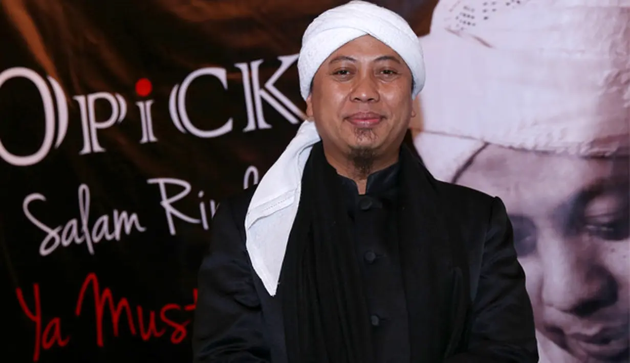 "Istilahnya kalau manusia itu tempatnya kesalahan, ya begitu juga saya punya kesalahan. Jadi mohon doanya semoga diberikan yang terbaik," kata Opick.(Galih W. Satria/dok.Bintang.com)