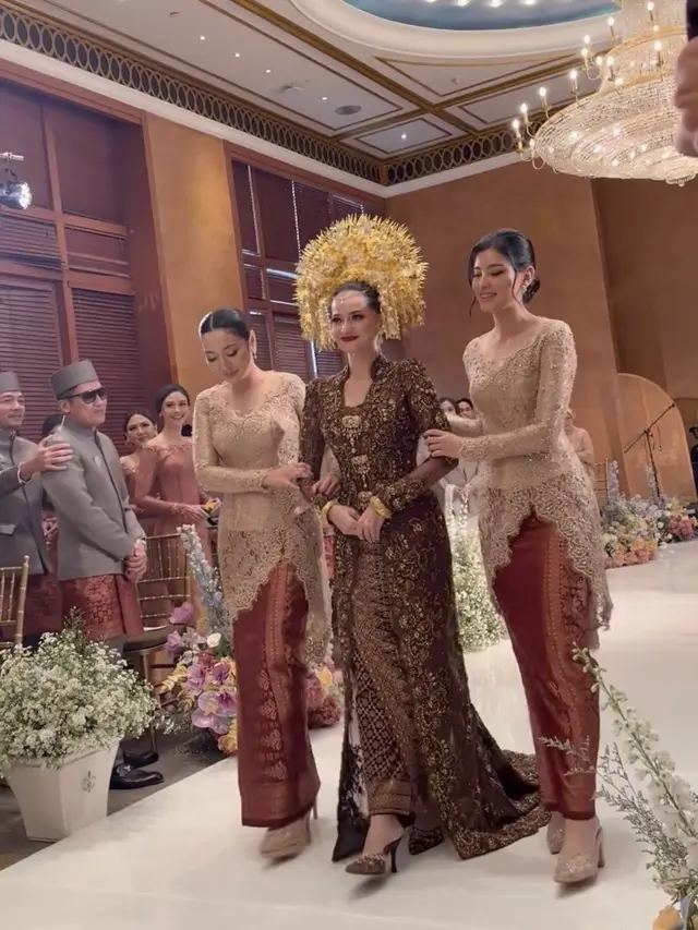 Pesona Para Bridesmaid di Pernikahan Enzy Storia