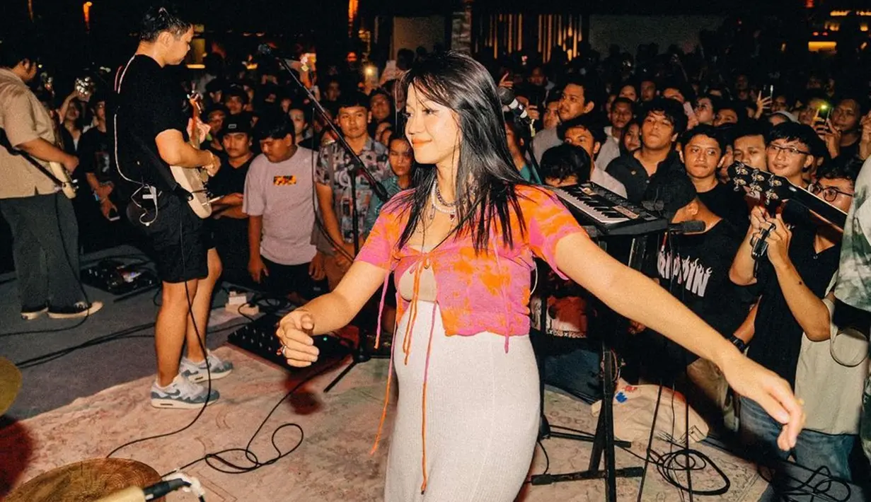 Penyanyi Fathia Izzati atau yang lebih dikenal dengan Chia atau Kittendust ini juga tetap melancarkan aksi panggungnya saat tengah hamil besar. Vokalis band Reality Club yang juga dikenal sebagai YouTuber itu tampil memesona dalam busana kasual. (Liputan6.com/IG/@kittendust)