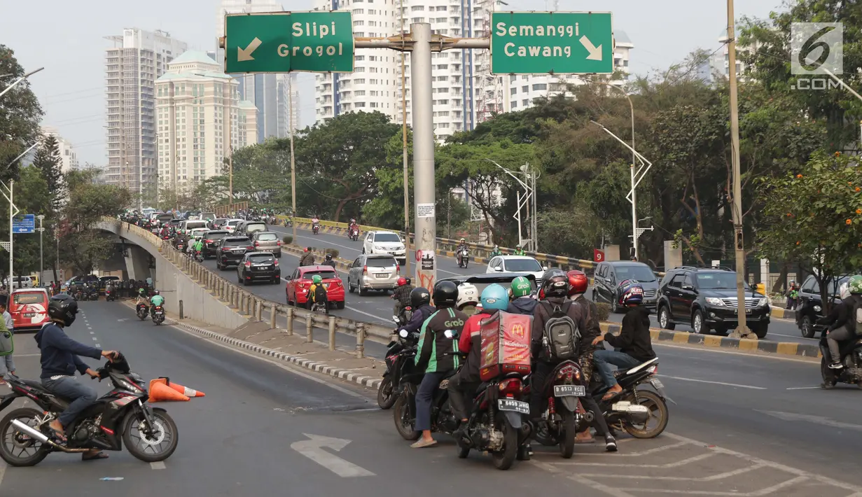 Pengendara motor melihat kondisi penutupan arus lalu lintas yang mengarah jalan Gatot Subroto depan Gedung MPR/DPR/DPD RI, Jakarta, Rabu (25/9/2019). Penutupan ini untuk mengantisipasi unjuk rasa susulan. (Liputan6.com/Helmi Fithriansyah)