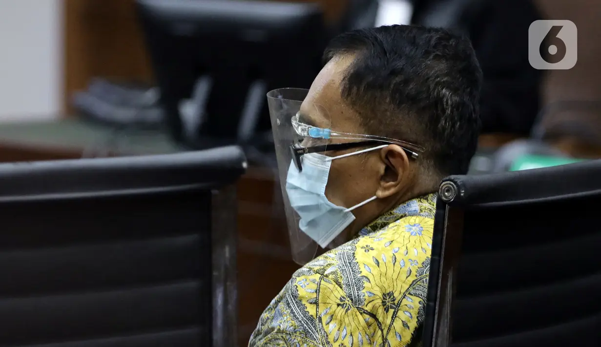 Mantan Direktur Pemeriksaan dan Penagihan Ditjen Pajak Tahun 2016-2019, Angin Prayitno Aji (kanan) saat sidang pembacaan tuntutan di Pengadilan Tipikor Jakarta, Selasa (11/1/2022). Angin Prayitno Aji dituntut hukuman 9 tahun penjara dan denda Rp500 juta. (Liputan6.com/Helmi Fithriansyah)