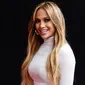 Jennifer Lopez tersenyum saat menghadiri NBCUniversal's Summer Press Day 2018 di The Universal Studios Backlot di Universal City, California (2/5). Jennifer Lopez tampil seksi dengan gaun putih ketat. (AP Photo/Chris Pizzello)