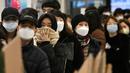 Orang-orang antre untuk membeli masker di toko ritel di kota tenggara Daegu, Selasa (25/2/2020). Korea Selatan menjadi negara pertama di luar Cina daratan dengan infeksi virus COVID-19 terbesar dan membuat presiden Moon Jae-in memberikan status siaga tinggi. (Jung Yeon-je / AFP)