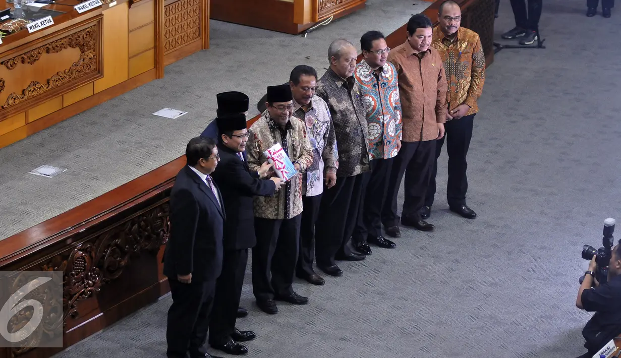 Wakil Ketua DPR Taufik Kurniawan menerima laporan dari Ketua BPK Harry Azhar Azis saat Rapat Paripurna ke-24, Jakarta, Selasa (12/4).  Rapat membahas Penyampaian Ikhtisar Hasil Pemeriksaan Semester II Tahun 2015. (Liputan6.com/Johan Tallo)