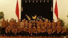 Presiden Joko Widodo foto bersama punggawa dan ofisial Persib Bandung usai mengadakan ramah tamah di Istana Negara, Jakarta, Senin (19/10/2015). (Bola.com/Vitalis Yogi Trisna)