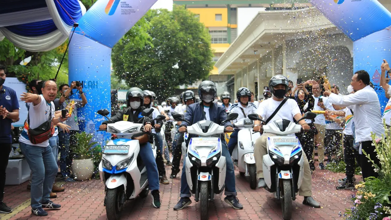 Ribuan kendaraan listrik turun bareng di Jatim. (Dian Kurniawan/Liputan6.com)