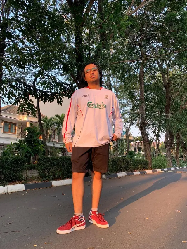 6 Gaya Santai Joshua Suherman saat Tampil Sporty, Jersey Jadi Favorit
