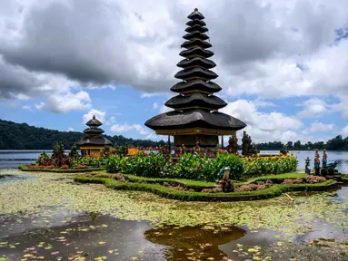 Pemandangan Pura Ulun Danu Beratan, sebuah pura Hindu di Danau Beratan dekat Bedugul, Bali, pada Jumat 7 November 2025. Pura Ulun Danu Beratan menampilkan perpaduan yang menawan antara arsitektur suci dan keindahan alam pegunungan. (Mladen ANTONOV/AFP)