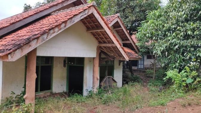 Penampakan beberapa rumah di Blok Tarikolot Desa Sidamukti Kabupaten Majalengka yang sejak lama ditinggal penduduknya akibat longsor tahunan. Foto (Liputan6.com / Panji Prayitno)