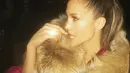 Jalinan cinta Jennifer Lopez dan Drake semakin ramai beredar. Setelah keduanya tertangkap berciuman di pesta perayaan tahun baru, kini dikabarkan Drake memberikan perhiasan mewah dengan harga sekitar Rp 1,3 M. (Instagram/Jlo)