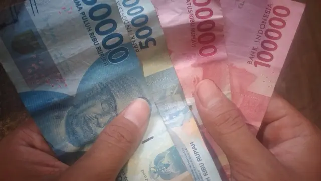 Ilustrasi uang Rp300 ribu. (Liputan6.com/Ahmad Adirin)