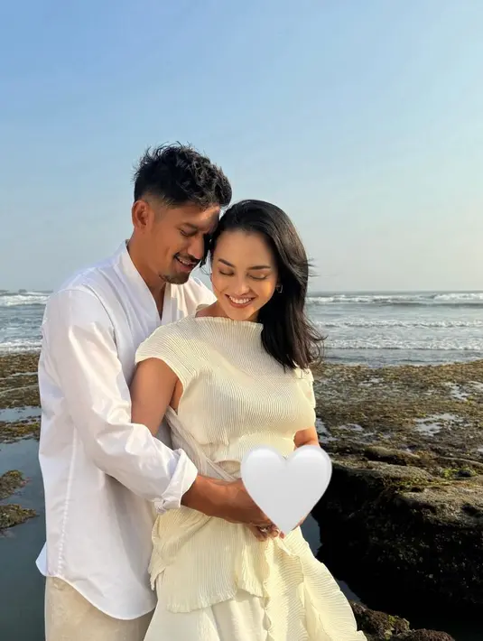 Ririn Ekawati hamil. Ia pamer foto dipeluk Ibnu Jamil dengan emotikon hati di perutnya. Bagi Ririn Ekawati, kehamilan ini anugerah dan ia merasa diberkati. (Foto: Dok. Instagram @ririnekawati)