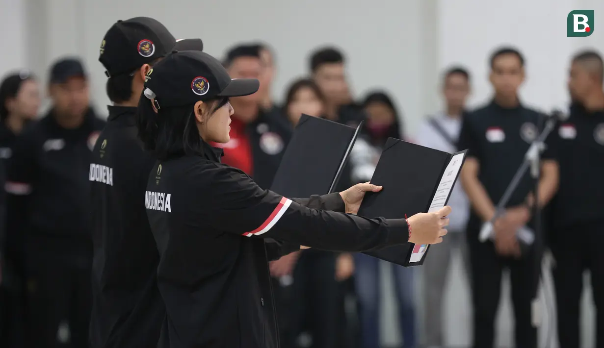 <p>Atlet panjat tebing putri, Desak Made Rita Kusuma Dewi (kanan) bersama atlet angkat besi putra, Rizki Juniansyah membacakan janji atlet dalam upacara Pengukuhan Kontingen Indonesia untuk Olimpiade Paris 2024 di Auditorium Wisma Kemenpora, Jakarta, Rabu (10/7/2024). Sebanyak 29 atlet akan mewakili Indonesia untuk berlaga dalam Olimpiade Paris 2024 pada 26 Juli hingga 11 Agustus 2024 mendatang. (Bola.com/Abdul Aziz)</p>