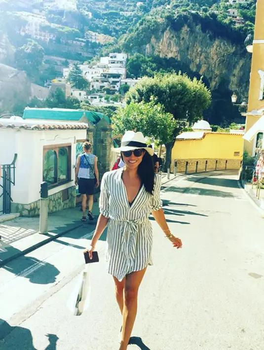 Mini shirt dress bermotif garis-garis ini cocok banget dipakai Meghan saat beraktivitas di luar rumah. terlebih ia memakai topi lebarnya untuk melindungi rambut panjangnya. (Instagram/meghanmarkle)