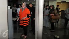 Anggota DPR RI F-Partai Hanura Dewie Yasin Limpo bersiap menjalani pemeriksaan perdana di KPK, Jakarta, Selasa (27/10). Dewie yang ditetapkan sebagai tersangka diperiksa terkait dugaan suap proyek pembangkit listrik di Papua. (Liputan6.com/Helmi Afandi)
