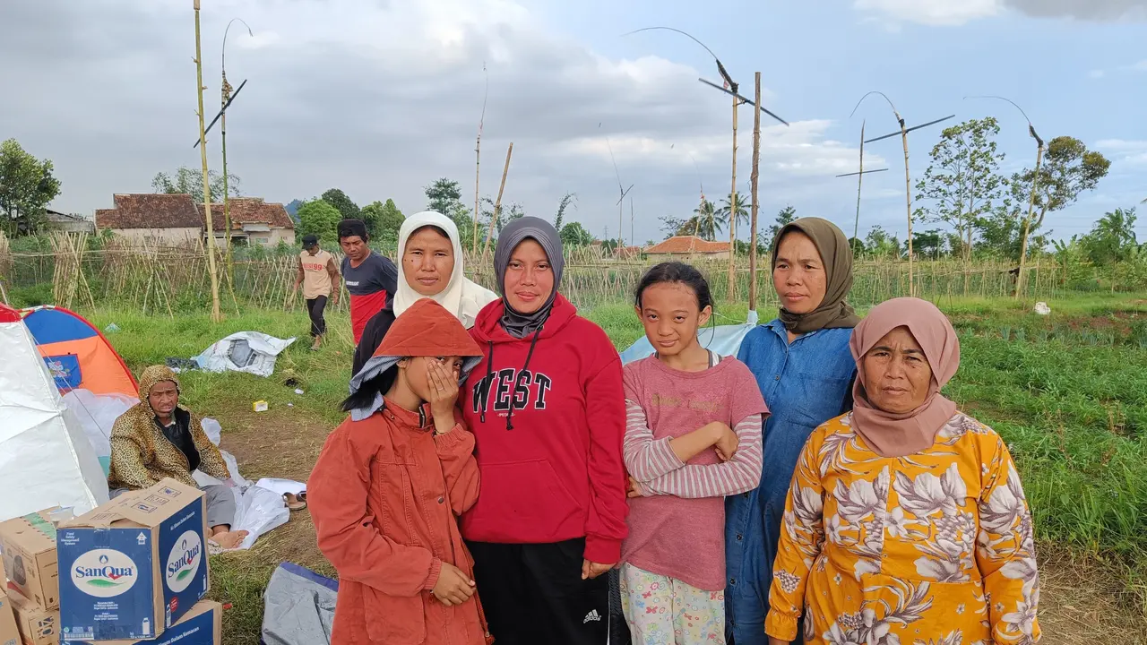 Sejumlah warga bernama yang tinggal di desa Gasoh, saat ini harus mengungsi disebuah pasca kejadian gempa Cianjur, Jawa Barat, Senin 21 November 2022.