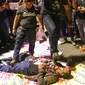 Wartawan melakukan aksi teatrikal tolak kekerasan jurnalis di depan Istana Merdeka, Jakarta, Kamis (26/9/2019). Mereka mengecam kekerasan terhadap jurnalis oleh kepolisian saat peliputan unjuk rasa di Gedung DPR. (Liputan6.com/Angga Yuniar)
