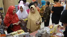 Pengunjung melihat produk coklat dalam pameran kakao dan coklat di Kementerian Perindustrian, Jakarta, Selasa (17/9/2019). Kemenprin mengusulkan pengenaan PPN sebesar 0% bagi produsen industri pengolahan kakao guna meningkatkan daya saing produk dalam negeri. (Liputan6.com/Angga Yuniar)