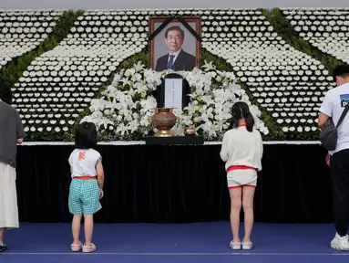 Seorang anggota keluarga memberikan penghormatan di altar peringatan untuk almarhum Wali Kota Seoul Park Won-soon di Seoul City Hall Plaza, Sabtu (11/7/2020). Kematian mendadak Wali Kota Seoul, yang dilaporkan terlibat dalam tuduhan pelecehan seksual, menjadi sorotan publik. (AP/Ahn Young-joon)