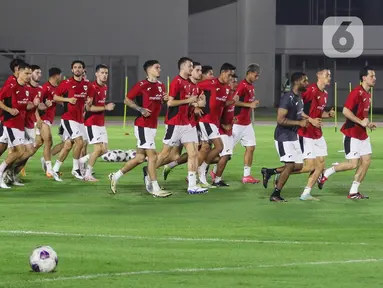 Pemain Timnas Indonesia melakukan pemanasan jelang melakukan sesi latihan di Stadion Madya, Kompleks Gelora Bung Karno, Senayan, Jakarta, Minggu (23/3/2025). (Liputan6.com/Herman Zakharia)