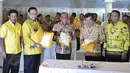 Wapres Jusuf Kalla bersama Ketum Partai Golkar versi munas Bali Aburizal Bakrie dan Ketum Partai Golkar versi munas Ancol Agung Laksono menunjukan berkas kesepakatan islah setelah menandatanganinya di Jakarta, Sabtu (30/5). (Liputan6.com/Johan Tallo)