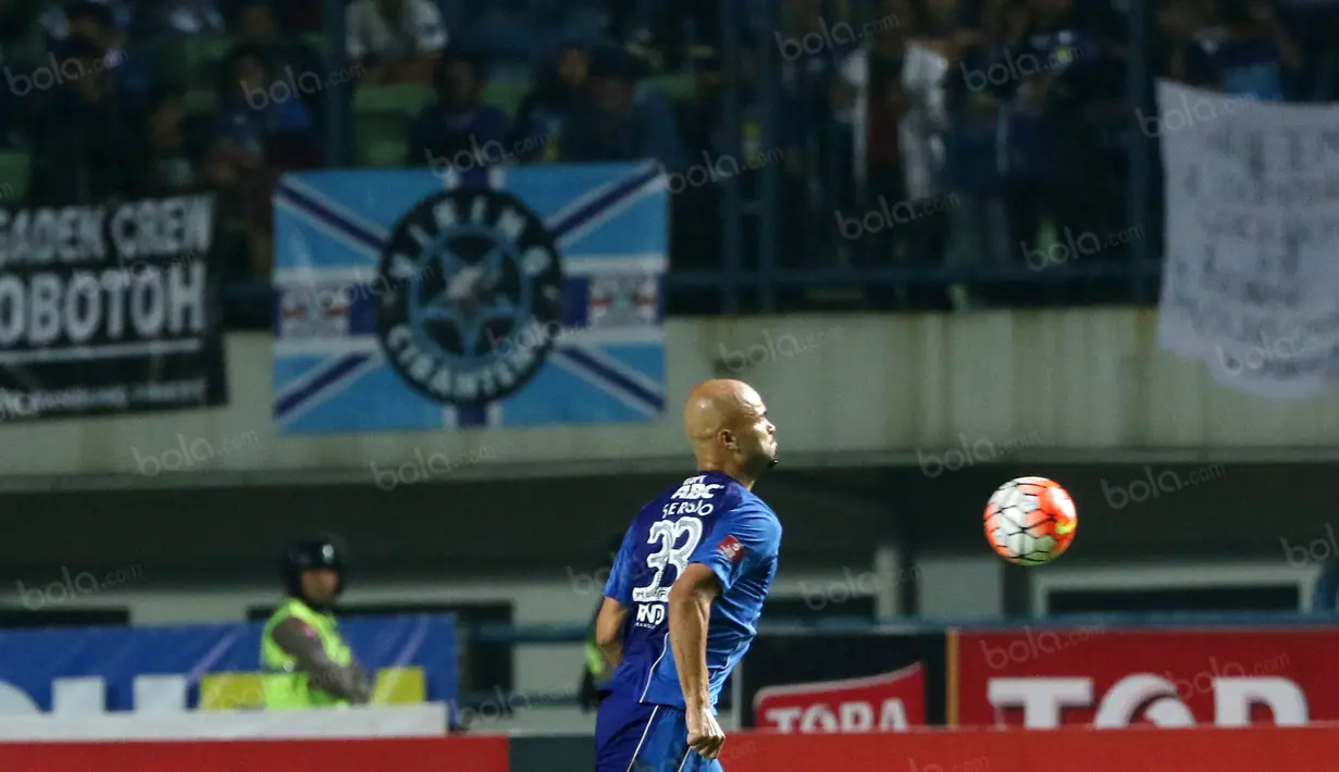 Sergio van Dijk saat mengumpan bola dengan dada pada laga Torabika SC 2016 di Stadion GBLA, Bandung, Sabtu (2/7/2016). Persib menang 3-2. (Bola.com/Nicklas Hanoatubun)